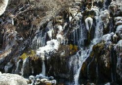 凍った吐龍の滝