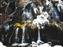 凍った吐竜の滝